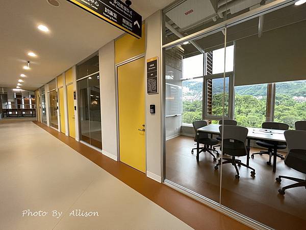 －＞政治大學達賢圖書館 －全台最美圖書館之一 + 湖畔景觀 