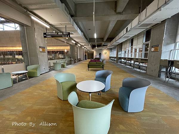 －＞政治大學達賢圖書館 －全台最美圖書館之一 + 湖畔景觀 