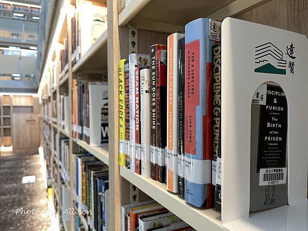 －＞政治大學達賢圖書館 －全台最美圖書館之一 + 湖畔景觀 