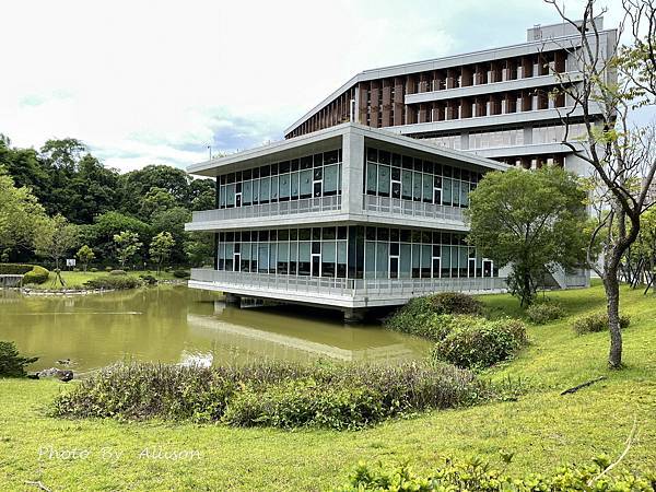 －＞政治大學達賢圖書館 －全台最美圖書館之一 + 湖畔景觀 