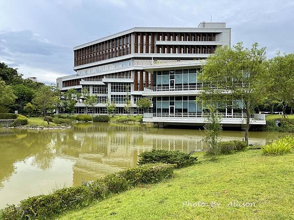 －＞政治大學達賢圖書館 －全台最美圖書館之一 + 湖畔景觀 
