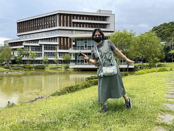 －＞政治大學達賢圖書館 －全台最美圖書館之一 + 湖畔景觀 