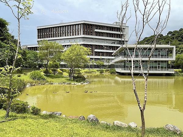 －＞政治大學達賢圖書館 －全台最美圖書館之一 + 湖畔景觀 