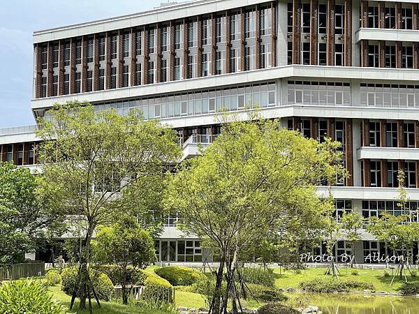 －＞政治大學達賢圖書館 －全台最美圖書館之一 + 湖畔景觀 