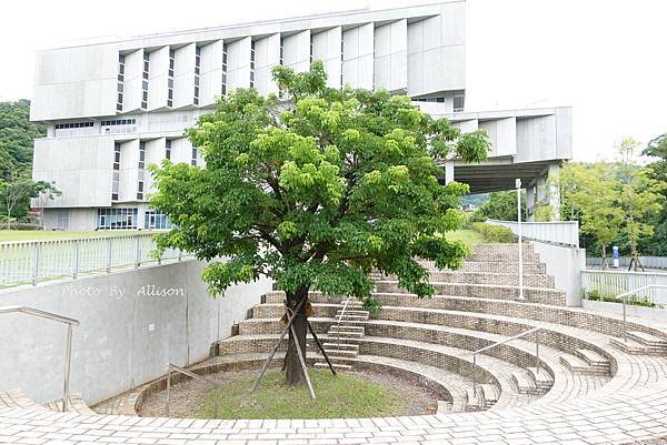 －＞政治大學達賢圖書館 －全台最美圖書館之一 + 湖畔景觀 