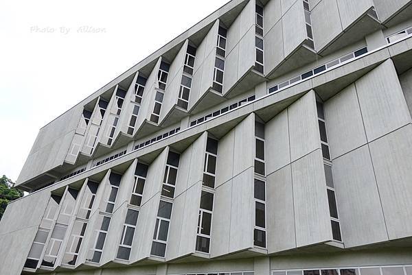 －＞政治大學達賢圖書館 －全台最美圖書館之一 + 湖畔景觀 