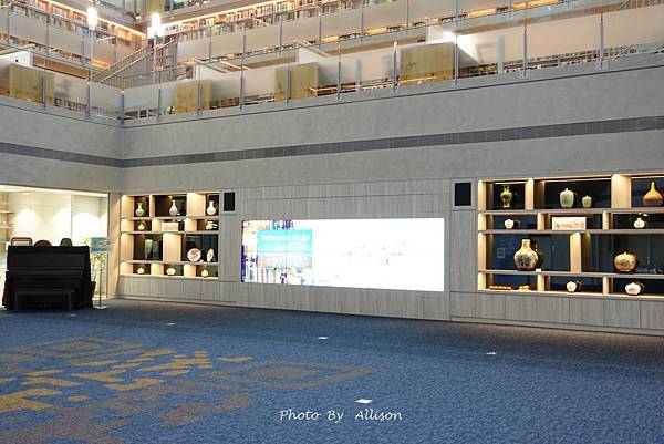 －＞政治大學達賢圖書館 －全台最美圖書館之一 + 湖畔景觀 