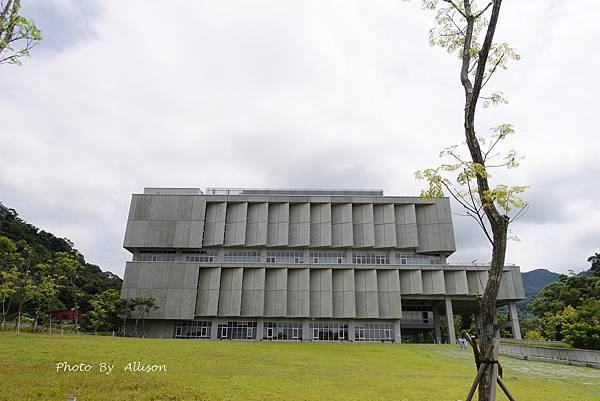 －＞政治大學達賢圖書館 －全台最美圖書館之一 + 湖畔景觀 
