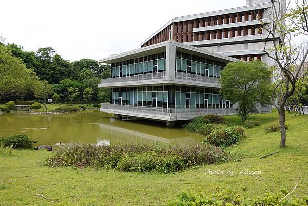－＞政治大學達賢圖書館 －全台最美圖書館之一 + 湖畔景觀 