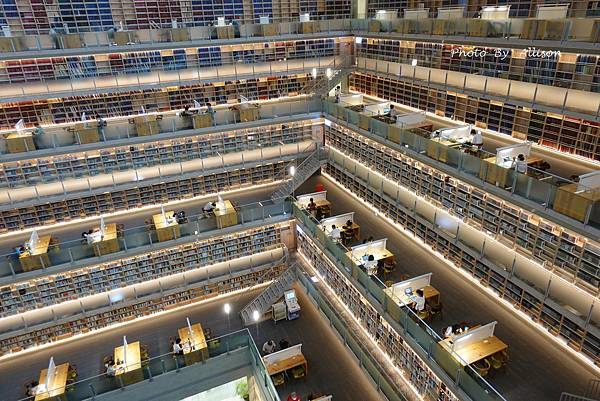 －＞政治大學達賢圖書館 －全台最美圖書館之一 + 湖畔景觀 