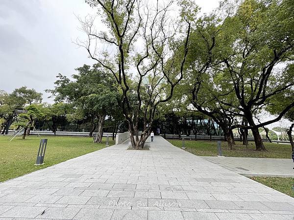 －＞30年老建築轉身為最美森林中的圖書館－屏東縣立圖書館總館