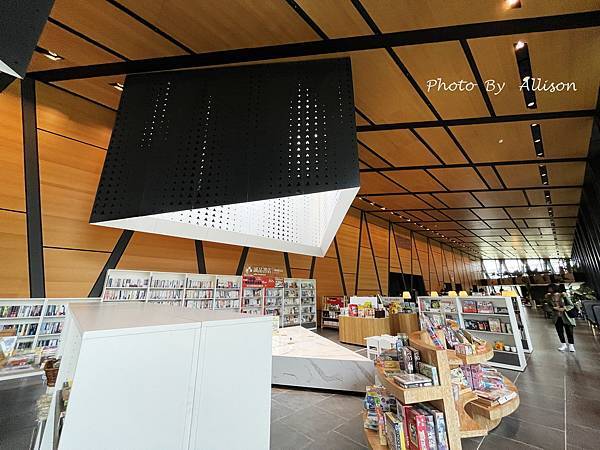 －＞30年老建築轉身為最美森林中的圖書館－屏東縣立圖書館總館