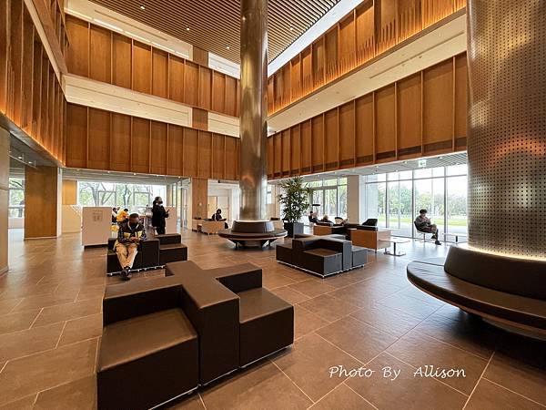 －＞30年老建築轉身為最美森林中的圖書館－屏東縣立圖書館總館