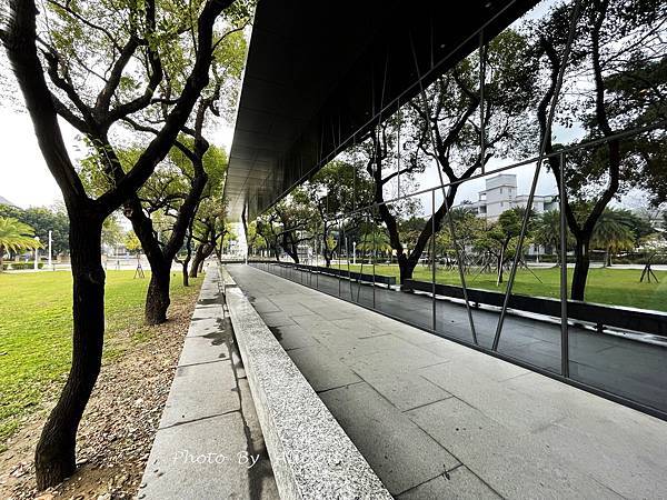 －＞30年老建築轉身為最美森林中的圖書館－屏東縣立圖書館總館