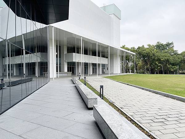 －＞30年老建築轉身為最美森林中的圖書館－屏東縣立圖書館總館