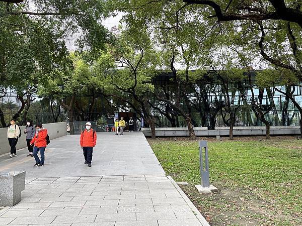 －＞30年老建築轉身為最美森林中的圖書館－屏東縣立圖書館總館