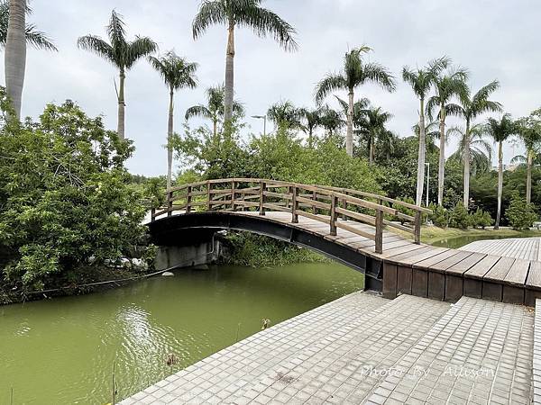 －＞高雄景點： 高美館「前有漂亮的迴廊與白色寬敞的庭園」後有