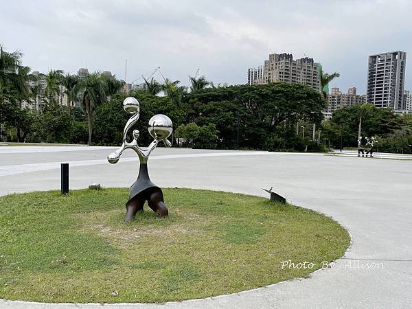 －＞高雄景點： 高美館「前有漂亮的迴廊與白色寬敞的庭園」後有