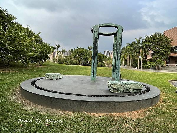 －＞高雄景點： 高美館「前有漂亮的迴廊與白色寬敞的庭園」後有