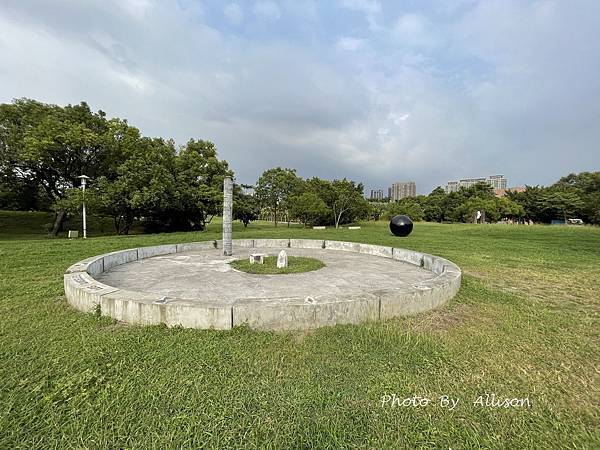 －＞高雄景點： 高美館「前有漂亮的迴廊與白色寬敞的庭園」後有