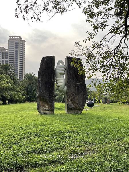 －＞高雄景點： 高美館「前有漂亮的迴廊與白色寬敞的庭園」後有