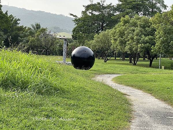 －＞高雄景點： 高美館「前有漂亮的迴廊與白色寬敞的庭園」後有