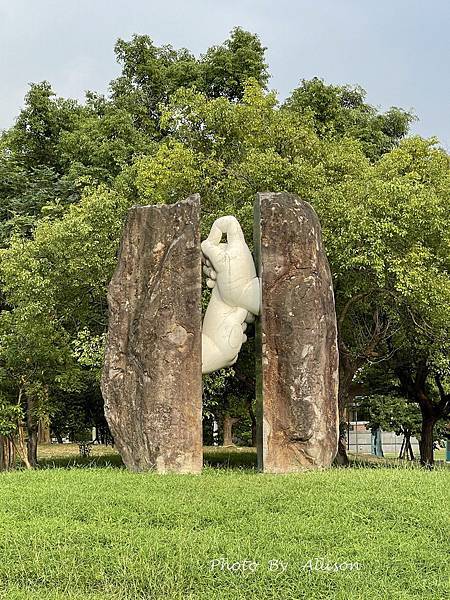 －＞高雄景點： 高美館「前有漂亮的迴廊與白色寬敞的庭園」後有