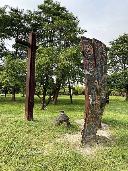 －＞高雄景點： 高美館「前有漂亮的迴廊與白色寬敞的庭園」後有