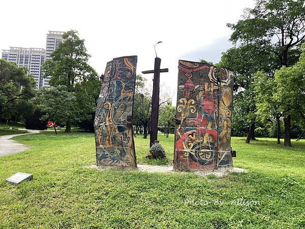 －＞高雄景點： 高美館「前有漂亮的迴廊與白色寬敞的庭園」後有