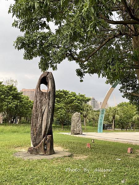 －＞高雄景點： 高美館「前有漂亮的迴廊與白色寬敞的庭園」後有