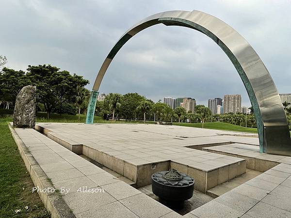 －＞高雄景點： 高美館「前有漂亮的迴廊與白色寬敞的庭園」後有