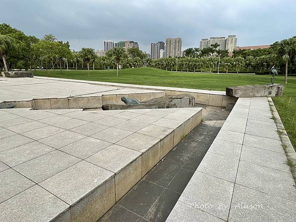 －＞高雄景點： 高美館「前有漂亮的迴廊與白色寬敞的庭園」後有