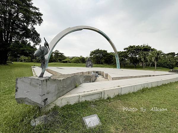 －＞高雄景點： 高美館「前有漂亮的迴廊與白色寬敞的庭園」後有