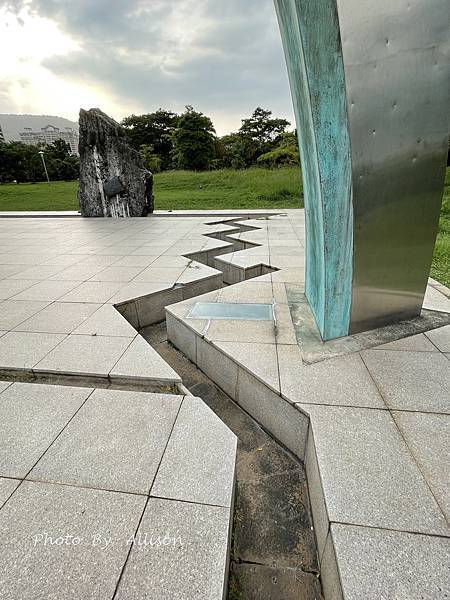 －＞高雄景點： 高美館「前有漂亮的迴廊與白色寬敞的庭園」後有