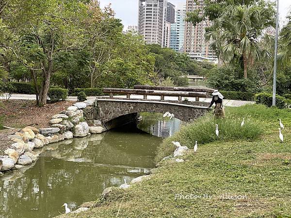 －＞高雄景點： 高美館「前有漂亮的迴廊與白色寬敞的庭園」後有