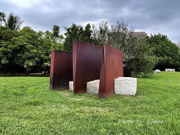 －＞高雄景點： 高美館「前有漂亮的迴廊與白色寬敞的庭園」後有