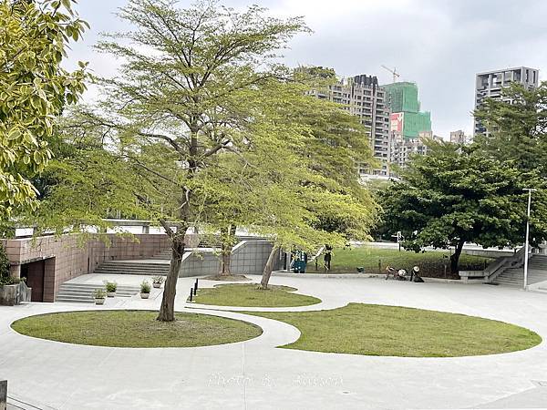 －＞高雄景點： 高美館「前有漂亮的迴廊與白色寬敞的庭園」後有