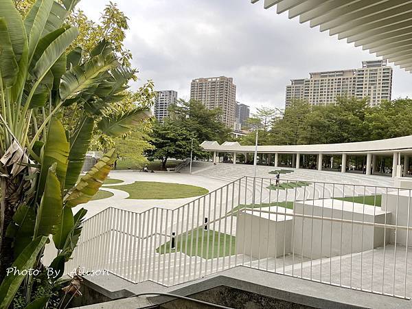 －＞高雄景點： 高美館「前有漂亮的迴廊與白色寬敞的庭園」後有