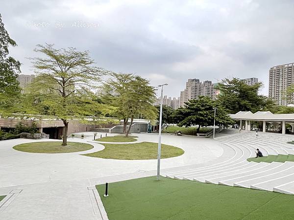 －＞高雄景點： 高美館「前有漂亮的迴廊與白色寬敞的庭園」後有