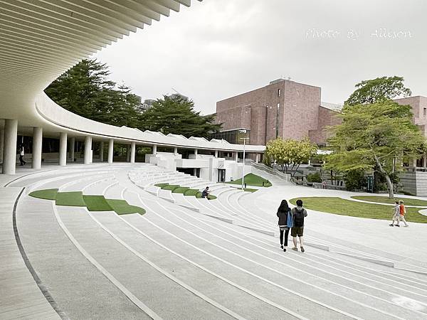 －＞高雄景點： 高美館「前有漂亮的迴廊與白色寬敞的庭園」後有