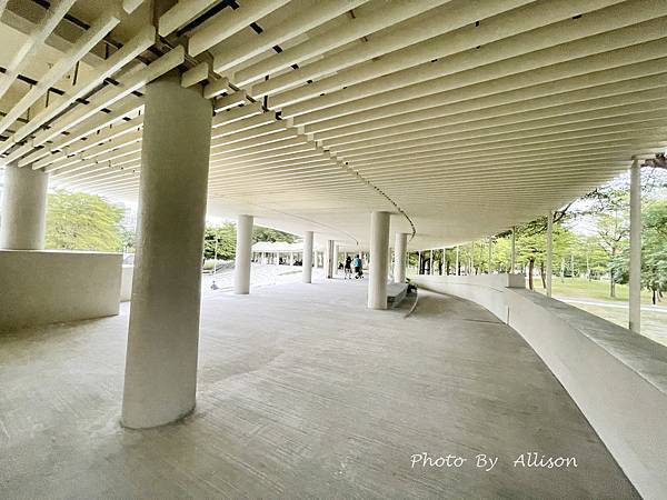 －＞高雄景點： 高美館「前有漂亮的迴廊與白色寬敞的庭園」後有