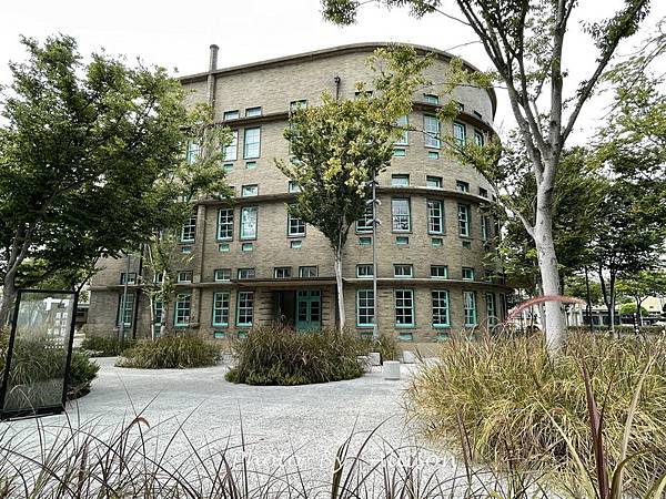 －＞新建築悄悄牽起左右兩棟舊建築， 一起邁步向前的「嘉義市立