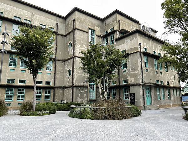 －＞新建築悄悄牽起左右兩棟舊建築， 一起邁步向前的「嘉義市立