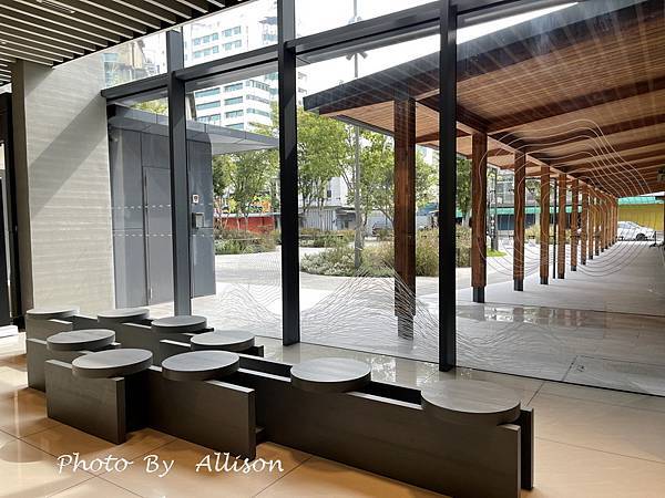 －＞新建築悄悄牽起左右兩棟舊建築， 一起邁步向前的「嘉義市立