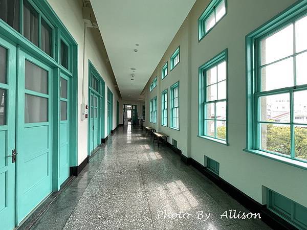 －＞新建築悄悄牽起左右兩棟舊建築， 一起邁步向前的「嘉義市立