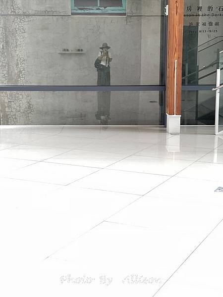 －＞新建築悄悄牽起左右兩棟舊建築， 一起邁步向前的「嘉義市立