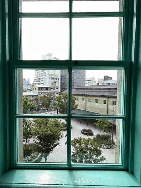－＞新建築悄悄牽起左右兩棟舊建築， 一起邁步向前的「嘉義市立