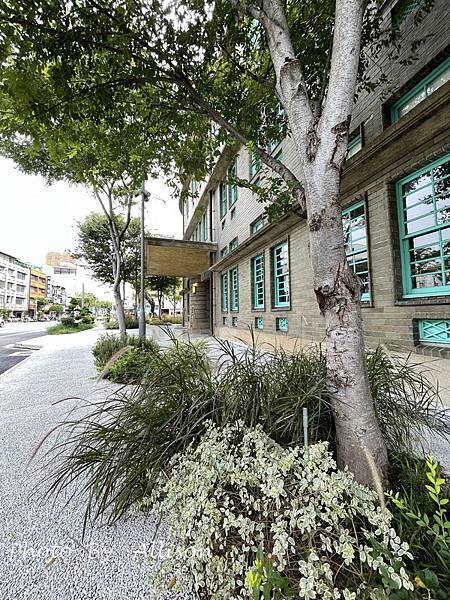 －＞新建築悄悄牽起左右兩棟舊建築， 一起邁步向前的「嘉義市立