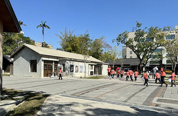 －＞【台中新景點】超好拍的國家漫畫博物館園區！ 鏡湖…老榕樹