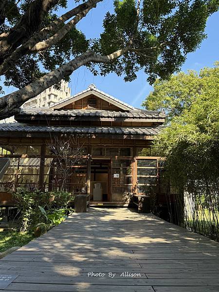－＞【台中新景點】超好拍的國家漫畫博物館園區！ 鏡湖…老榕樹